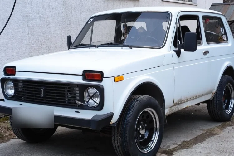 Белая Нива на чёрных литых дисках 7J ET15 с шинами 215/65 R16