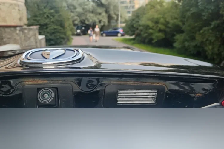 Рыжие следы ржавчины на крышке багажника Changan Alsvin над камерой и подсветкой номера