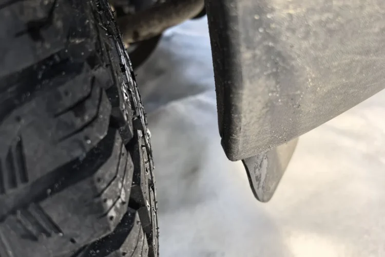 Зазор между шиной 215/75 R15 и бампером Нивы Тревел