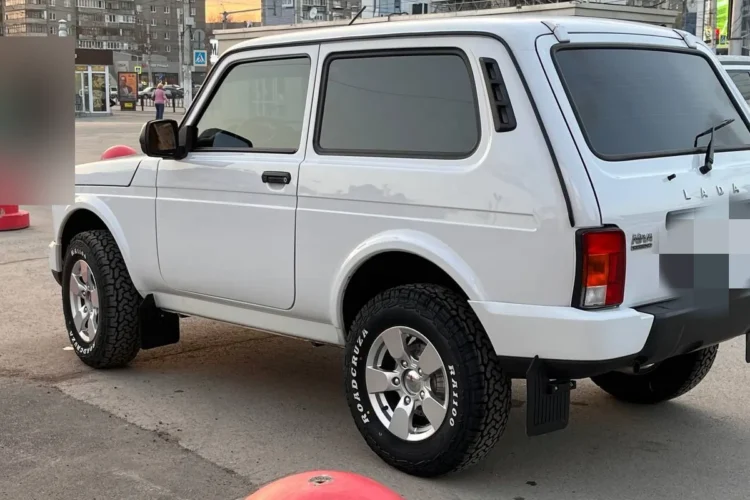 Белая Нива на шинах Roadcruza 215/75 R15 с белыми надписями на литых дисках