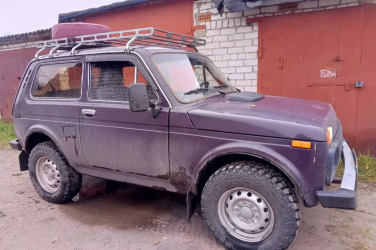 Нива с экспедиционным багажником на штампованных дисках и шинах 215/75 R15