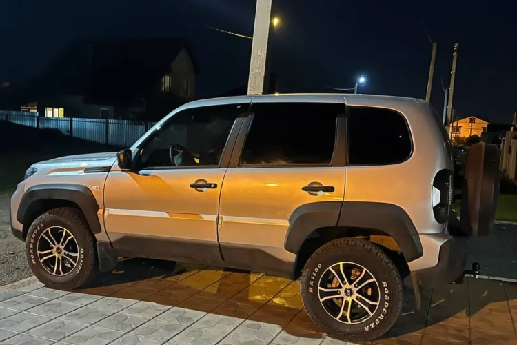 Шина 215/75 R15 в арке Нивы Тревел