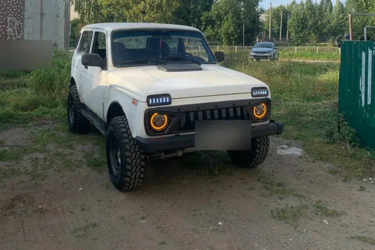 Белая Нива с лифтом на грязевых шинах 235/75 R15, вид спереди