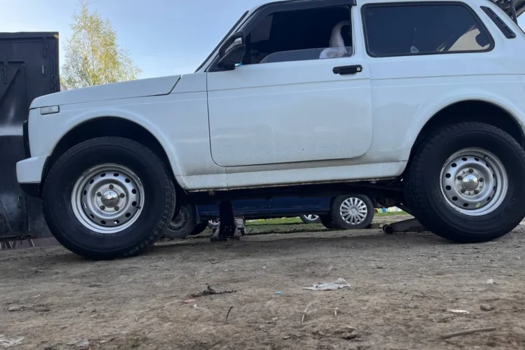 Белая Нива на штампованных дисках с крупными шинами 265/70 R15, вид сбоку