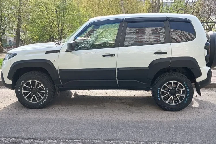 Нива Тревел после замены штатных шин на 215/75 R15