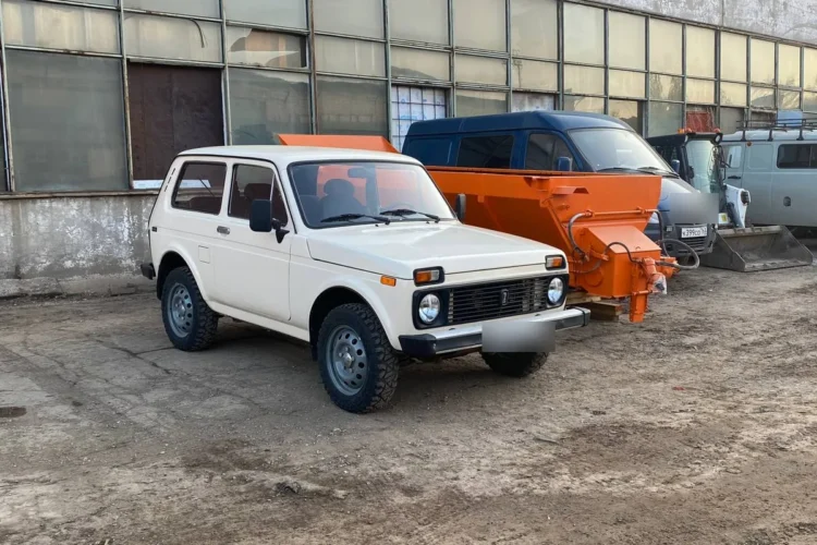 Светлая Нива на штампованных дисках с грязевыми шинами 185/75 R16