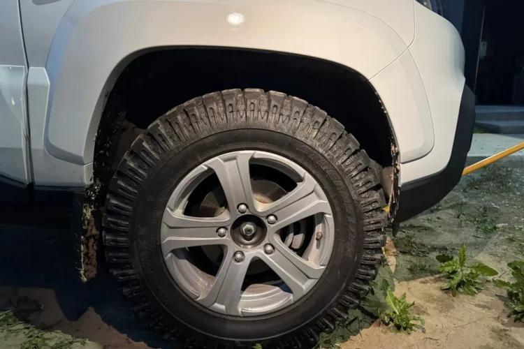 Шина 225/75 R16 в передней арке Нивы Тревел