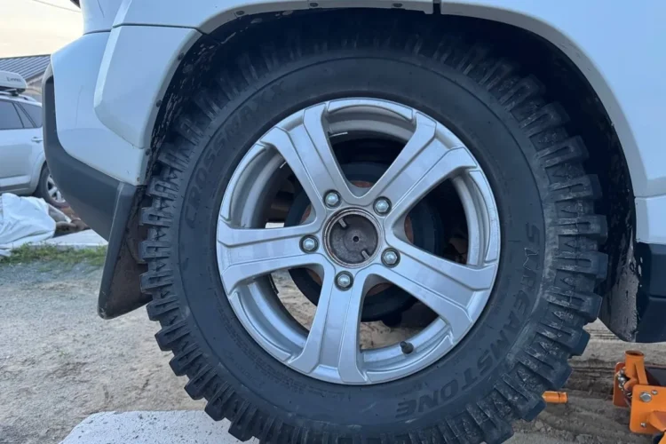 Шина Streamstone Crossmaxx 225/75 R16 в задней арке