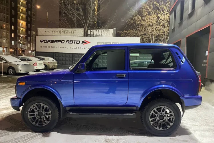 Синяя Нива на литых дисках с шинами 215/70 R16, вид сбоку