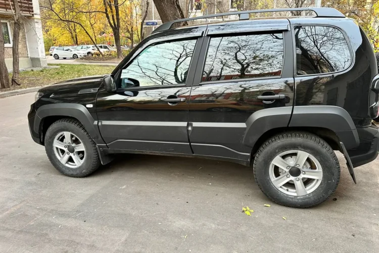Нива Тревел на шинах 225/70 R16 со стоковой подвеской