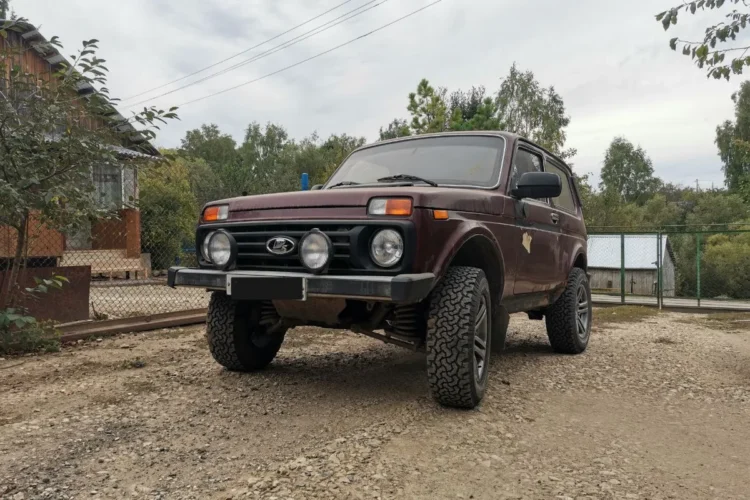 Нива с лифтом на всесезонных шинах 225/70 R16 и чёрных дисках