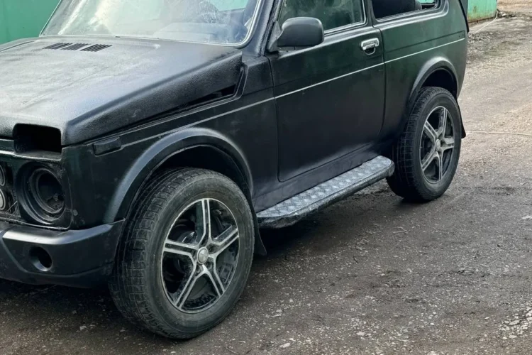 Чёрная Нива на литых дисках 17 дюймов с шинами 225/60 R17