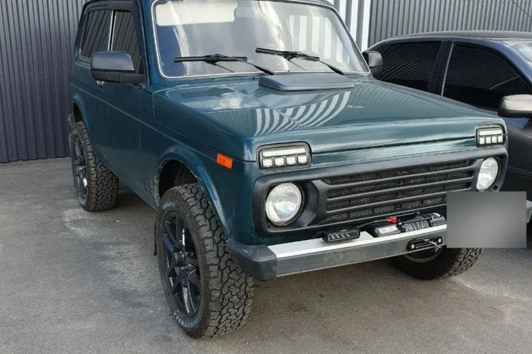 Зелёная Нива с лебёдкой на литых дисках 18 дюймов и шинах 225/60 R18