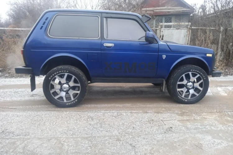 Синяя трёхдверка на литых дисках 18 дюймов с шинами 235/60 R18, вид сбоку
