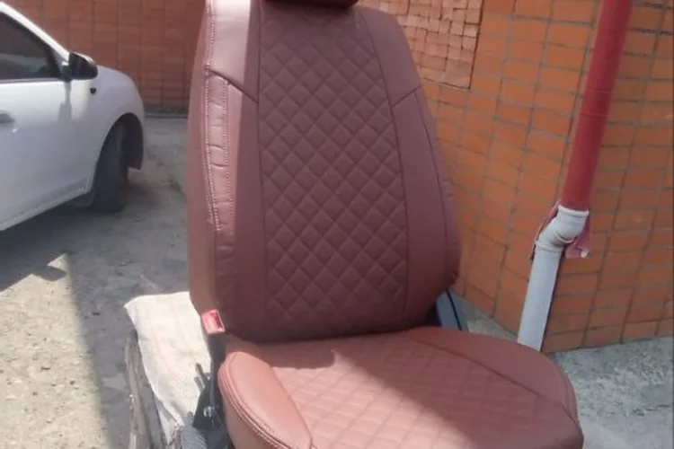 Переднее сиденье Changan Alsvin в коричневом чехле «Автопилот», снятое с машины