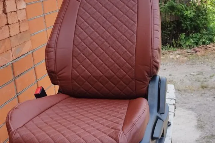 Сиденье Changan Alsvin в чехле с ромбовой строчкой, вид сбоку