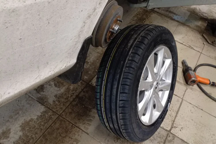 Летняя шина Cordiant Comfort 195/60 R15 на литом диске Changan Alsvin у шиномонтажа