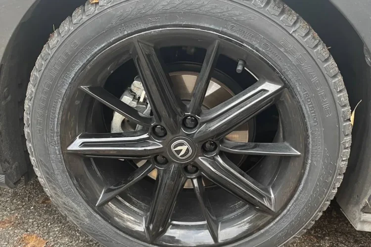 Зимние шипованные шины Nokian Hakkapeliitta 9 235/45 R18 на Changan UNI-V