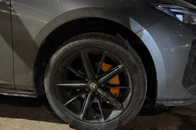 Сравнение шин 235/45 R18 и 225/55 R18 рядом