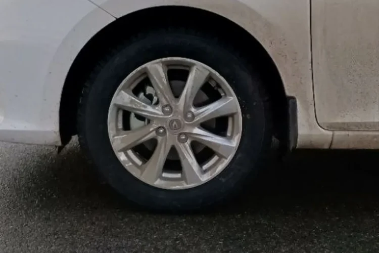 Переднее колесо Changan Alsvin с шиной 195/60 R15 в арке