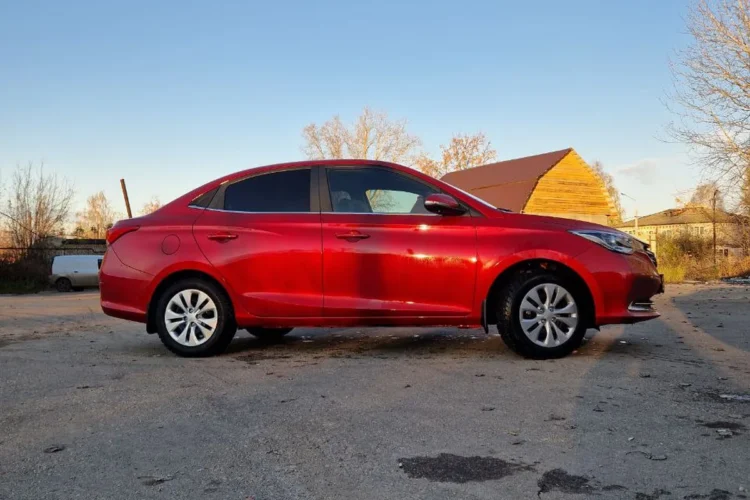 Красный Changan Alsvin на колёсах 185/65 R15 с дисками Kia Rio