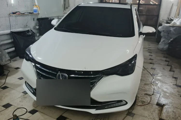 Changan Alsvin в боксе после оклейки фар тёмной бронеплёнкой