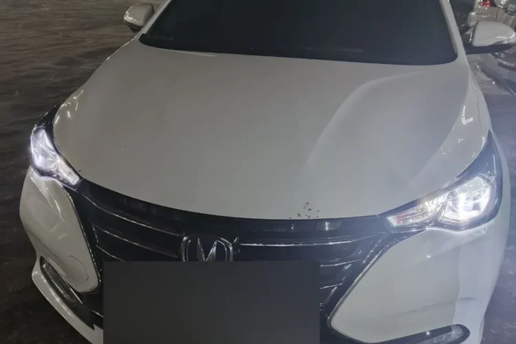 Changan Alsvin с затонированными бронеплёнкой фарами ночью, включён ближний свет