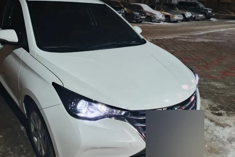 Передняя часть Changan Alsvin с тёмной плёнкой на фарах, вид сбоку