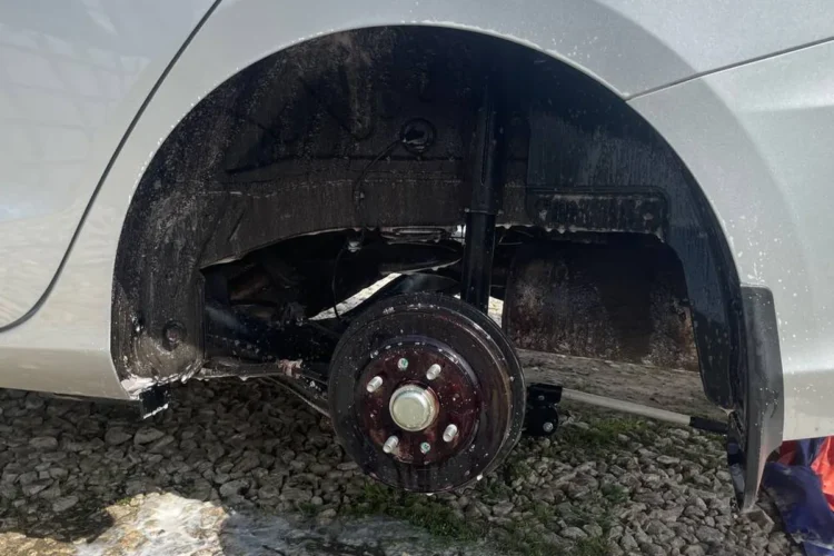 Задний тормозной барабан Changan Alsvin со снятым колесом