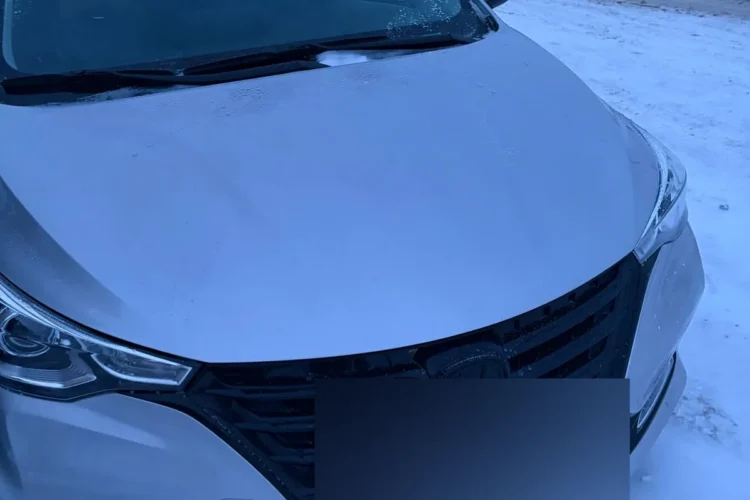 Changan Alsvin с затянутыми чёрной плёнкой решёткой радиатора и эмблемой