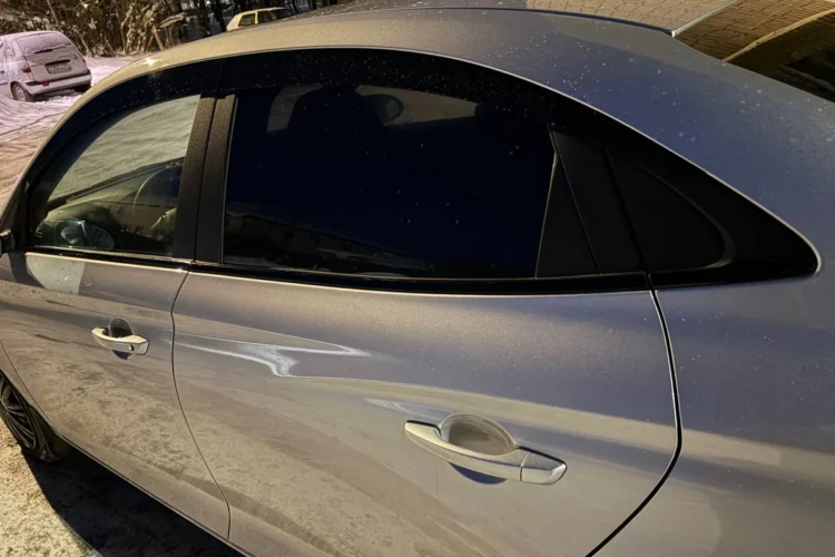 Боковые двери Changan Alsvin с молдингами стёкол под чёрной плёнкой