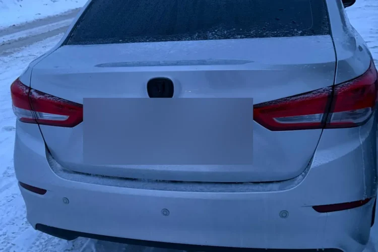 Корма Changan Alsvin с чёрной эмблемой на крышке багажника