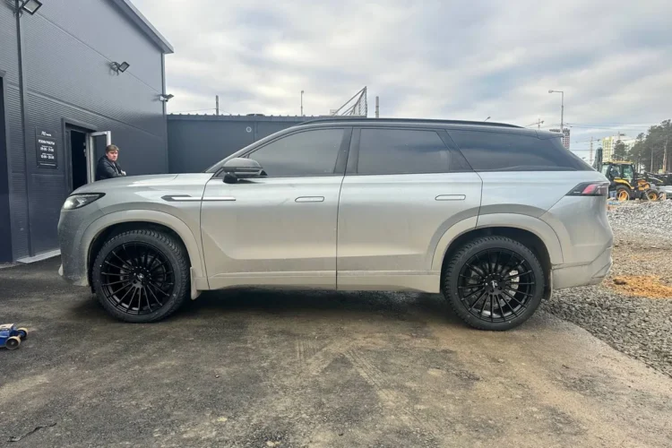 Jaecoo J8 на нештатных дисках 21 дюйм