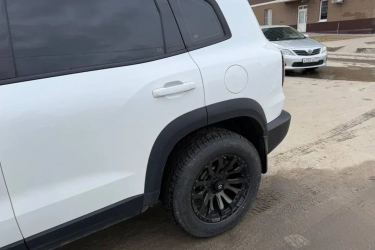 Белый Haval Dargo, колесо с малым вылетом выступает за арку