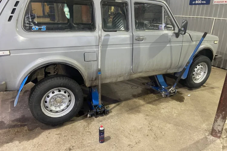 Пятидверная Нива на подъёмнике с зимними шинами 205/70 R15 на штамповке