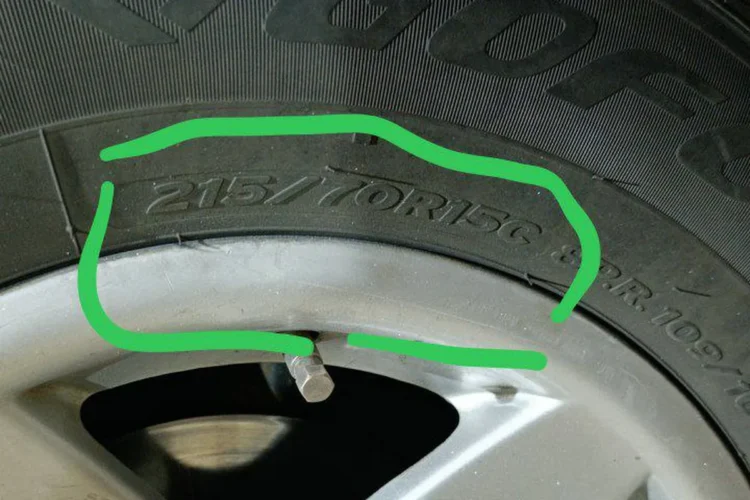 Боковина зимней шины Goform 215/70 R15 на литом диске K&K