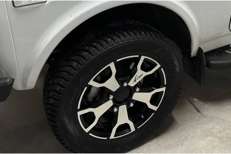 Шипованная Nordman 8 205/65 R16 на литых дисках iFree в арке Нивы