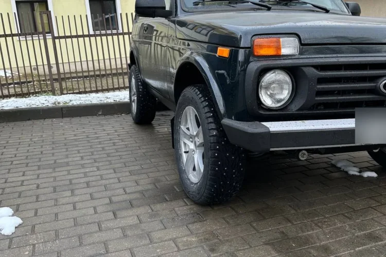 Чёрная Нива на литье с зимними шинами 215/65 R16