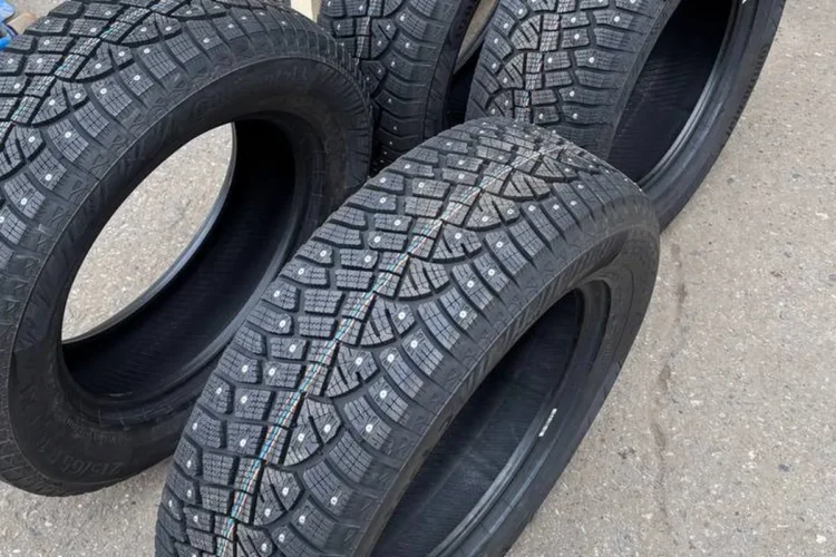 Четыре шипованные шины 215/65 R16 у гаража