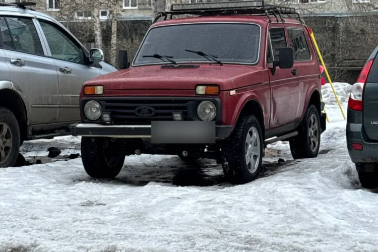 Красная Нива с люстрой на зимних шинах Cordiant 215/70 R16