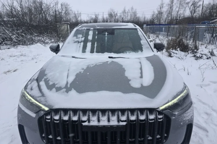 Jaecoo J8 в снегу с очищенным лобовым стеклом