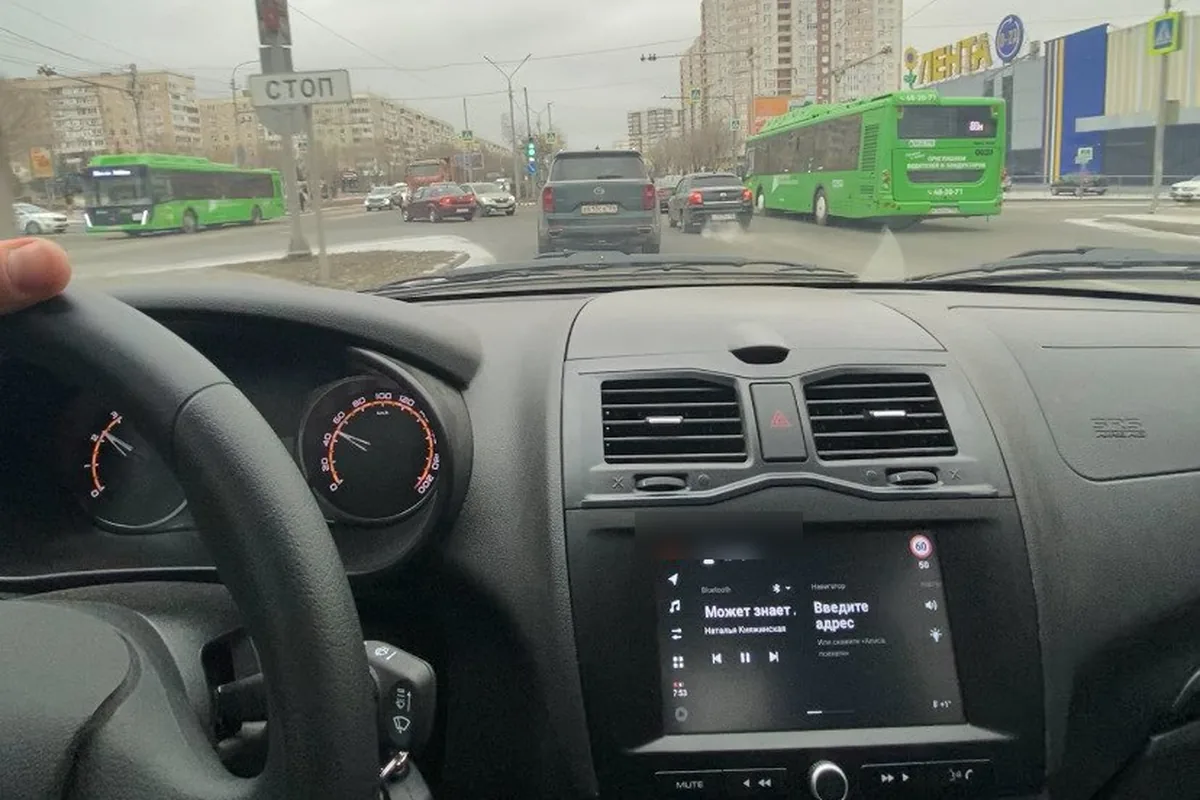 Штатная мультимедийная система Enjoy Pro в салоне Лады Гранты с навигацией на экране
