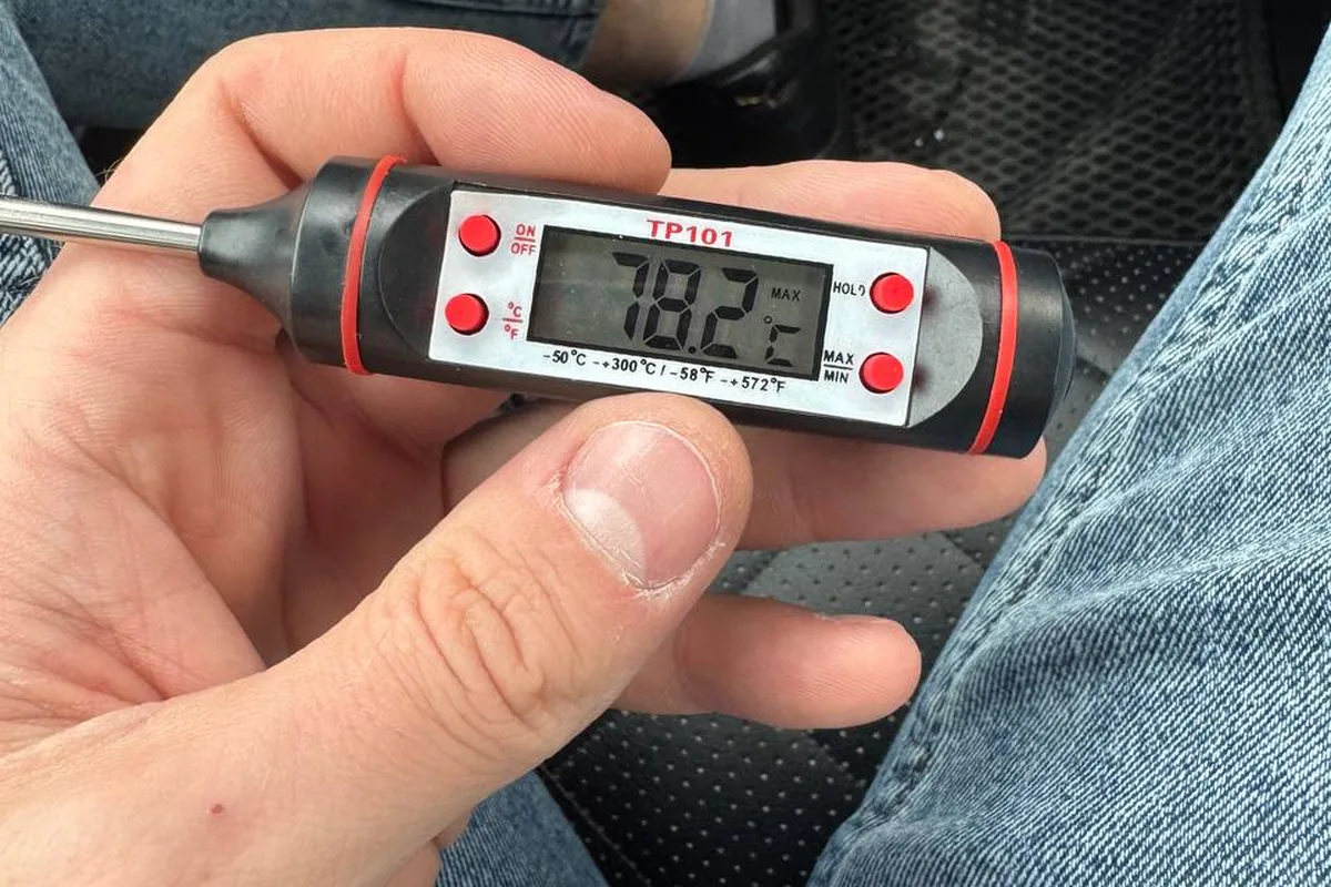 Термометр показывает 78 градусов на выходе дефлектора Лады Гранты
