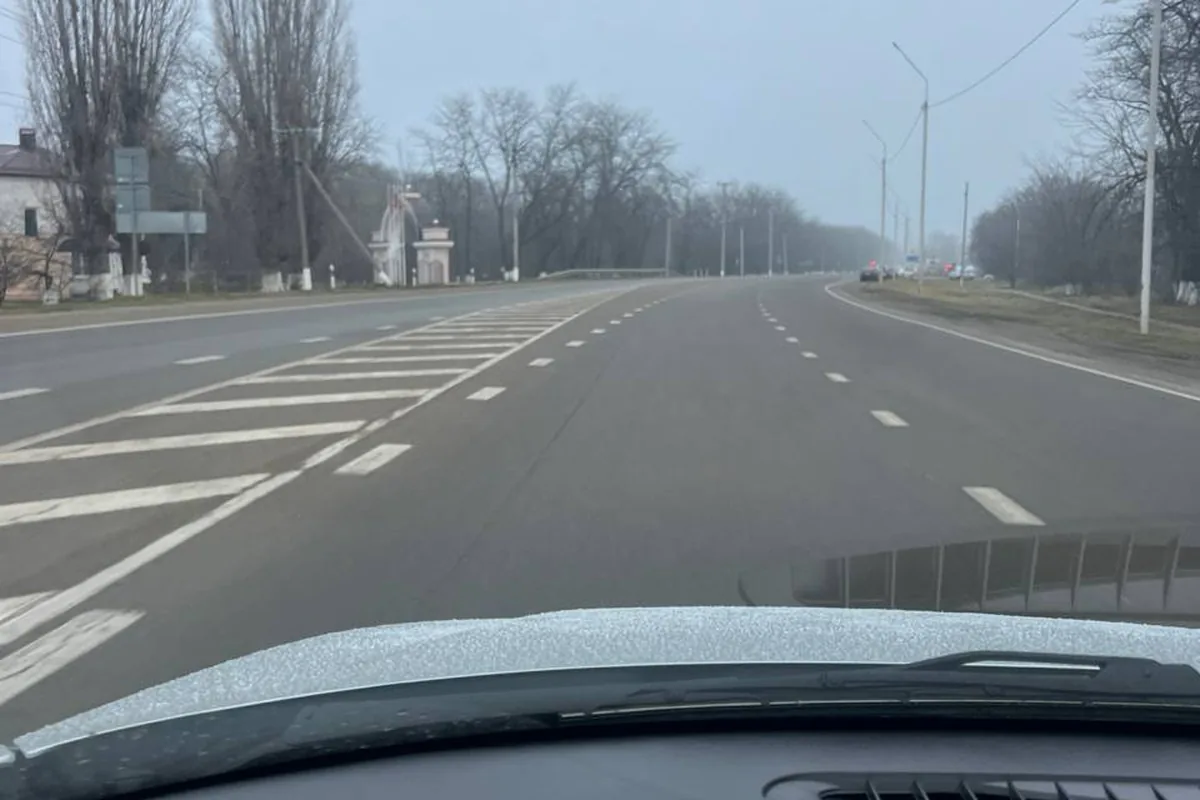 Сухая трасса без снега зимой, вид из салона Лады Гранты