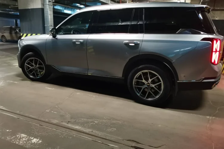 GAC GS8 в профиль на штатных 19-дюймовых колёсах