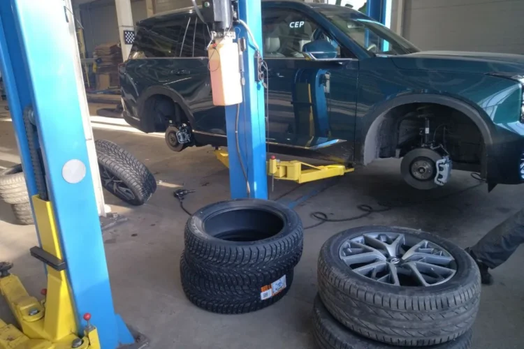 Снятые колёса GAC GS8 на полу шиномонтажа
