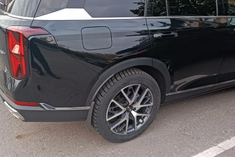 GAC GS8 сзади на 20-дюймовых колёсах