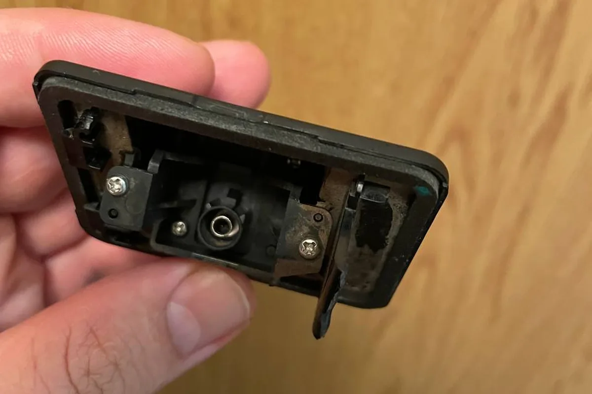 Снятая камера заднего вида GAC GS8 со сломанным креплением