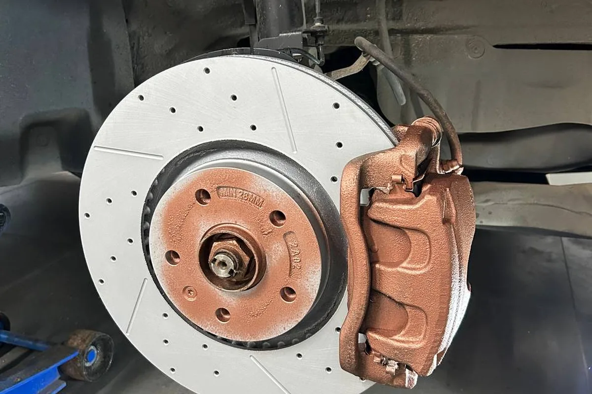 Снятые тормозные колодки и диски GAC GS8