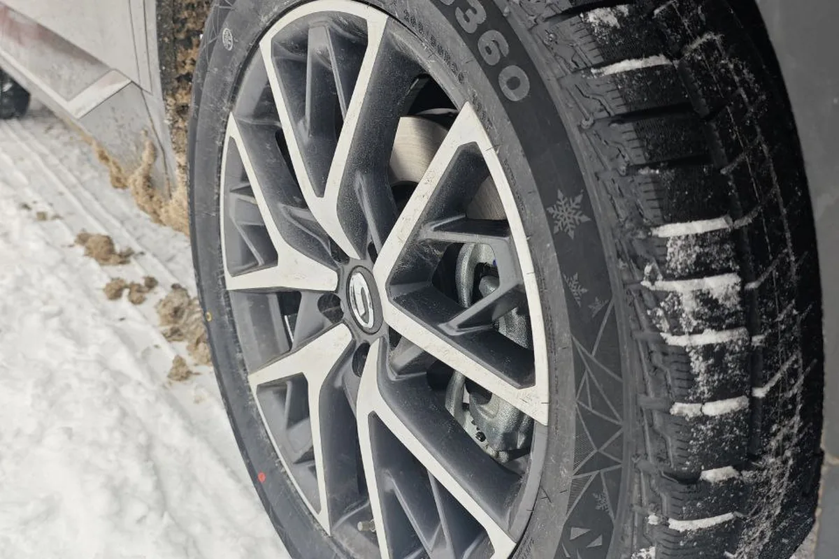 Колесо GAC GS8 с зимней липучкой 265/50 R20 на снегу